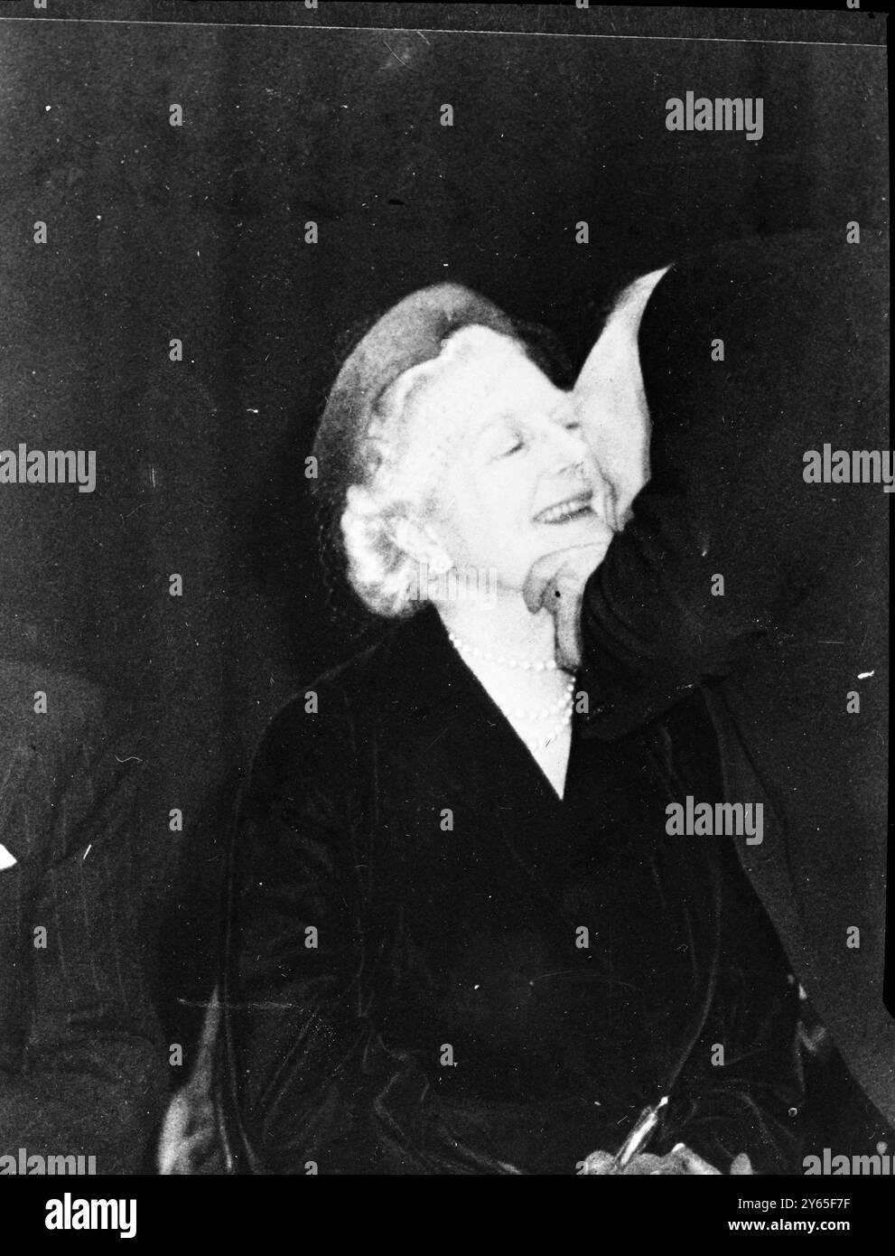 Un bacio per Lady Churchill a Woodford Essex , Sir Winston Churchill , fu presentato con un ritratto di Lady Churchill come regalo per il suo 80 ° compleanno dai suoi elettori Tory di Woodford . Il ritratto è stato dipinto da John Napper . Dopo che Sir Winston aveva dato un bacio alla moglie, disse: "Non posso dimenticare il ruolo che ha svolto in questo, perché senza il suo aiuto il dono non sarebbe stato possibile. « . Poi 1 , 000 persone hanno applaudito e cantato ' Happy Birthday Dear Winston ' 600 nella sala di presentazione e 400 in una sala overflow dotata di altoparlanti Sir Winston Churchil gira f Foto Stock