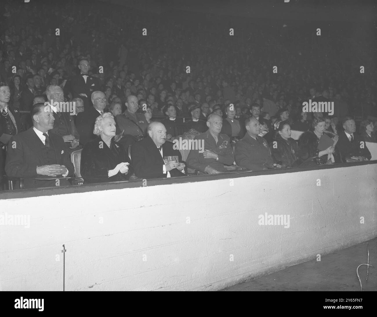 Decimo anniversario della riunione di El Alamein si è svolta questa sera presso l' Empress Hall di Londra , per celebrare il decimo anniversario della famosa battaglia . Tra gli ospiti c'era il generale Matthews B. Ridgeway , Comandante Supremo delle forze ONU in Europa , Winston Churchill , primo Ministro britannico , Feldmaresciallo generale Earl Alexander , Ministro della difesa e generale Freyberg , unti recentemente Governatore della nuova Zelanda da sinistra a destra Feldmaresciallo Earl Alexander , Mrs Churchill , Mr Winston Churchill , Feldmaresciallo Visconte M. Foto Stock