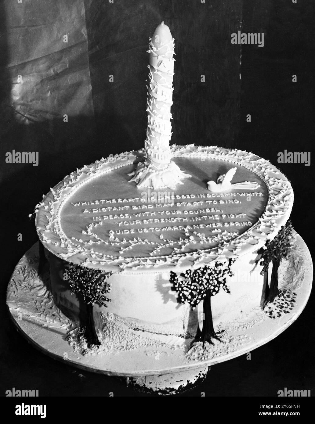 Winston Churchills compleanno Winston Churchill , primo ministro britannico , ha 78 anni oggi . Lo celebrerà in modo usal partecipando al business durante la mattina facendo un pisolino dopo pranzo e poi una piccola cena intima la sera . Passa la giornata al numero 10 di Downing Street. Per l'occasione, come negli ultimi 15 anni, i signori Floris Bakeries Ltd hanno preparato la torta di compleanno. E' una grande torta con la candela , a forma di uno dei suoi famosi sigari , in cima . Il testo recita: "Mentre la terra è vestita di bianco solenne. Un uccello lontano potrebbe iniziare a cantare Foto Stock