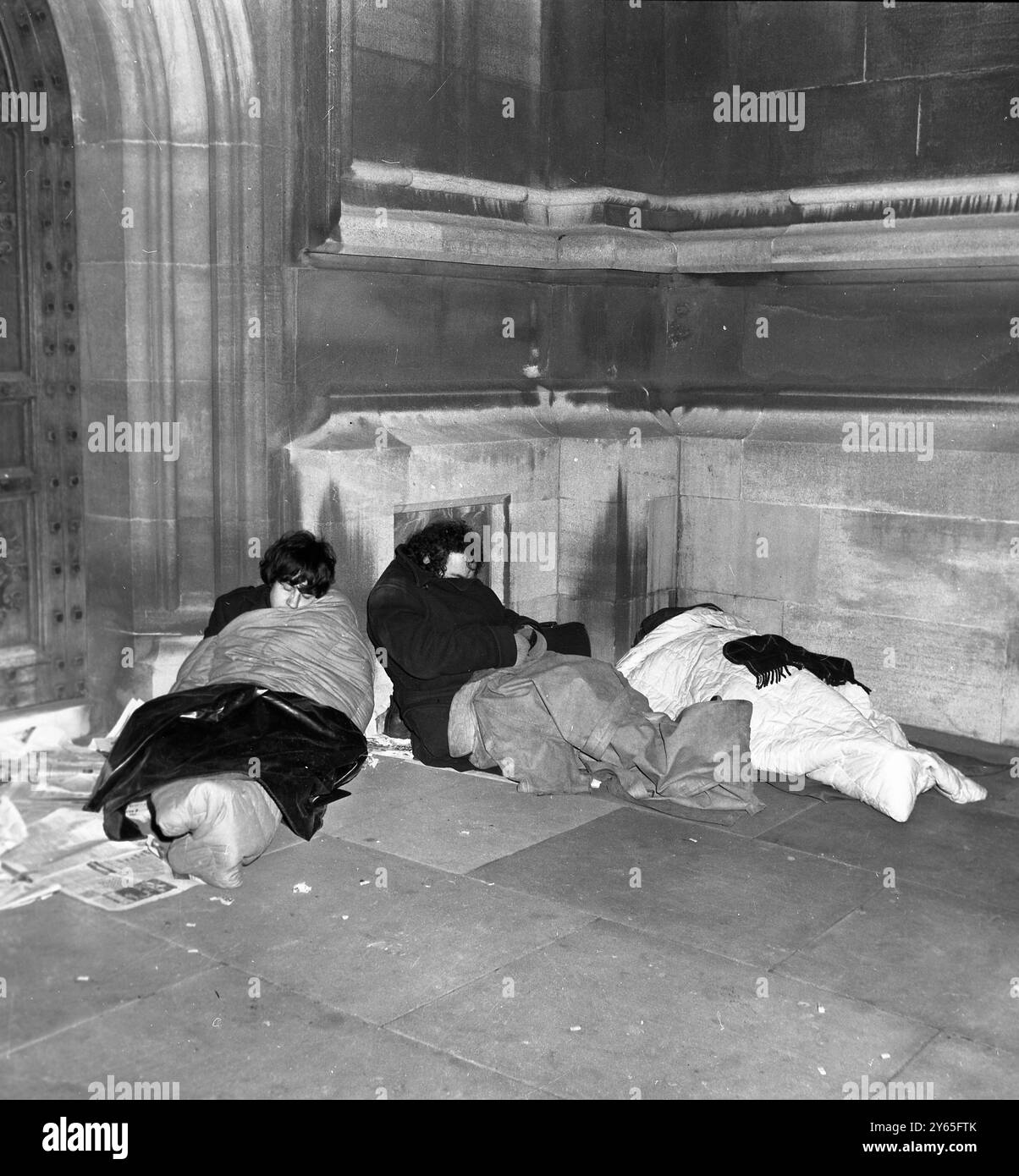 Determinati ad essere accolti per la prima volta sotto i servitori , questi tre membri del pubblico in attesa di rendere omaggio al defunto Sir Winston Churchill , erano determinati ad essere i primi in coda fuori Westminster Hall . 27 gennaio 1965 Foto Stock