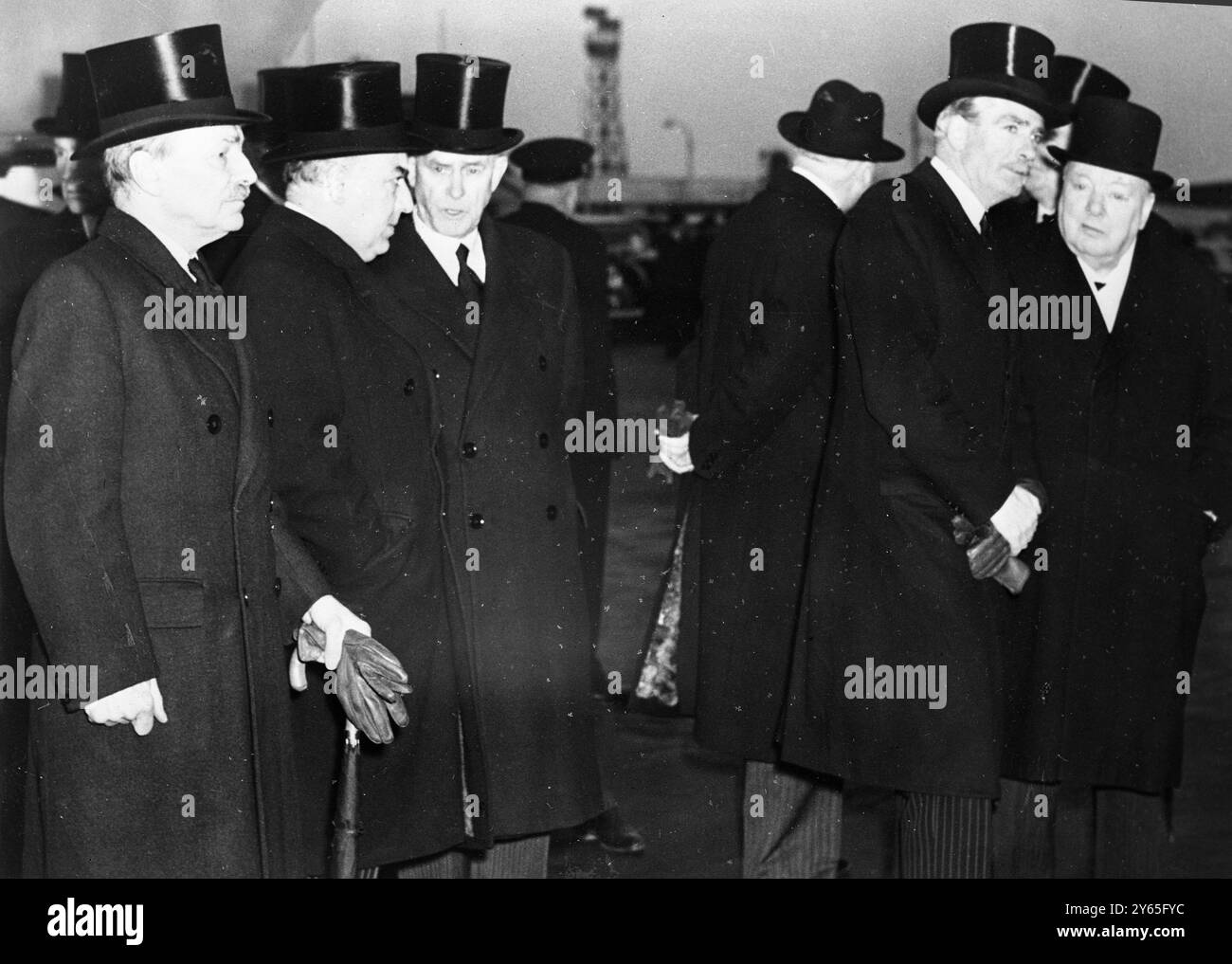 Il Parlamento congiunto piange i ministri del governo e dell' opposizione , che sembravano molto tristi mentre piangevano la morte di re Giorgio vi , sembravano molto tristi mentre aspettavano all' aeroporto di Londra per accogliere ufficialmente a casa la loro nuova regina , Elisabetta la seconda , che con il duca di Edimburgo tornò dal Kenya , dopo aver annullato il resto del loro tour del Commonwealth a causa della morte del re . Da sinistra a destra , all'aeroporto Clement Attlee ( leader dell'opposizione ) , Sir David Maxwell Fyfe ( ministro degli interni ) Clement DAVIE ( leader liberale ) , Anthony Eden ( ministro degli Esteri ) e Win Foto Stock