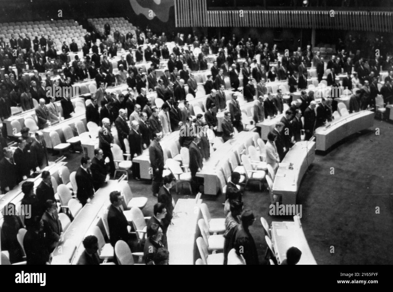 Le Nazioni Unite ricordano Churchill i membri delle delegazioni di 114 Nazioni si presentano durante un periodo di silenzio in onore del defunto Sir Winston Churchill morto nella sua residenza londinese . 25 gennaio 1965 Foto Stock