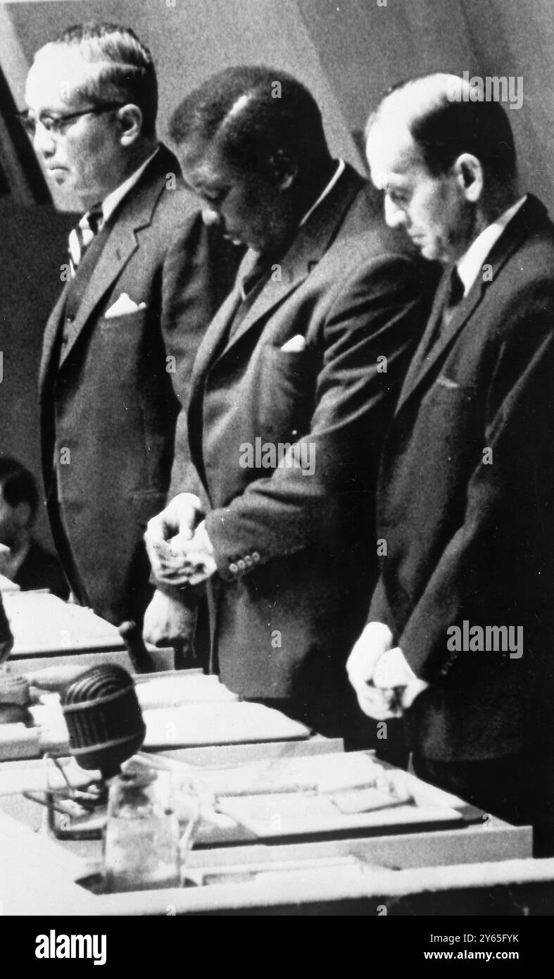Un minuto di silenzio in lutto per il defunto Sir Winston Churchill momento silenzioso per Winnie at ONU Left to Right , il Segretario generale delle Nazioni Unite Uthant , il Presidente dell' Assemblea generale delle Nazioni Unite Alex Quaison Sackey of Ghana e il Sottosegretario delle Nazioni Unite C V Narisinhan durante il memoriale del silenzio nell' Assemblea generale da parte dei membri delle delegazioni delle Nazioni Unite del 114 Nazioni Unite a New York fino al defunto Sir Winston Churchill . 25 gennaio 1965 Foto Stock
