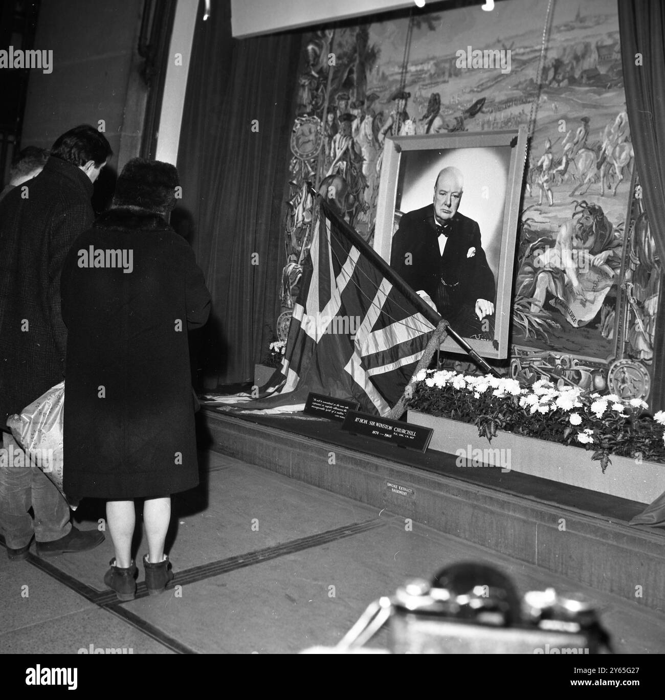Store's Memorial to Churchill molte persone fanno shopping in Oxford Street a Londra , si fermano per ammirare la speciale esposizione commemorativa nella vetrina di un noto grande magazzino . 25 gennaio 1965 Foto Stock