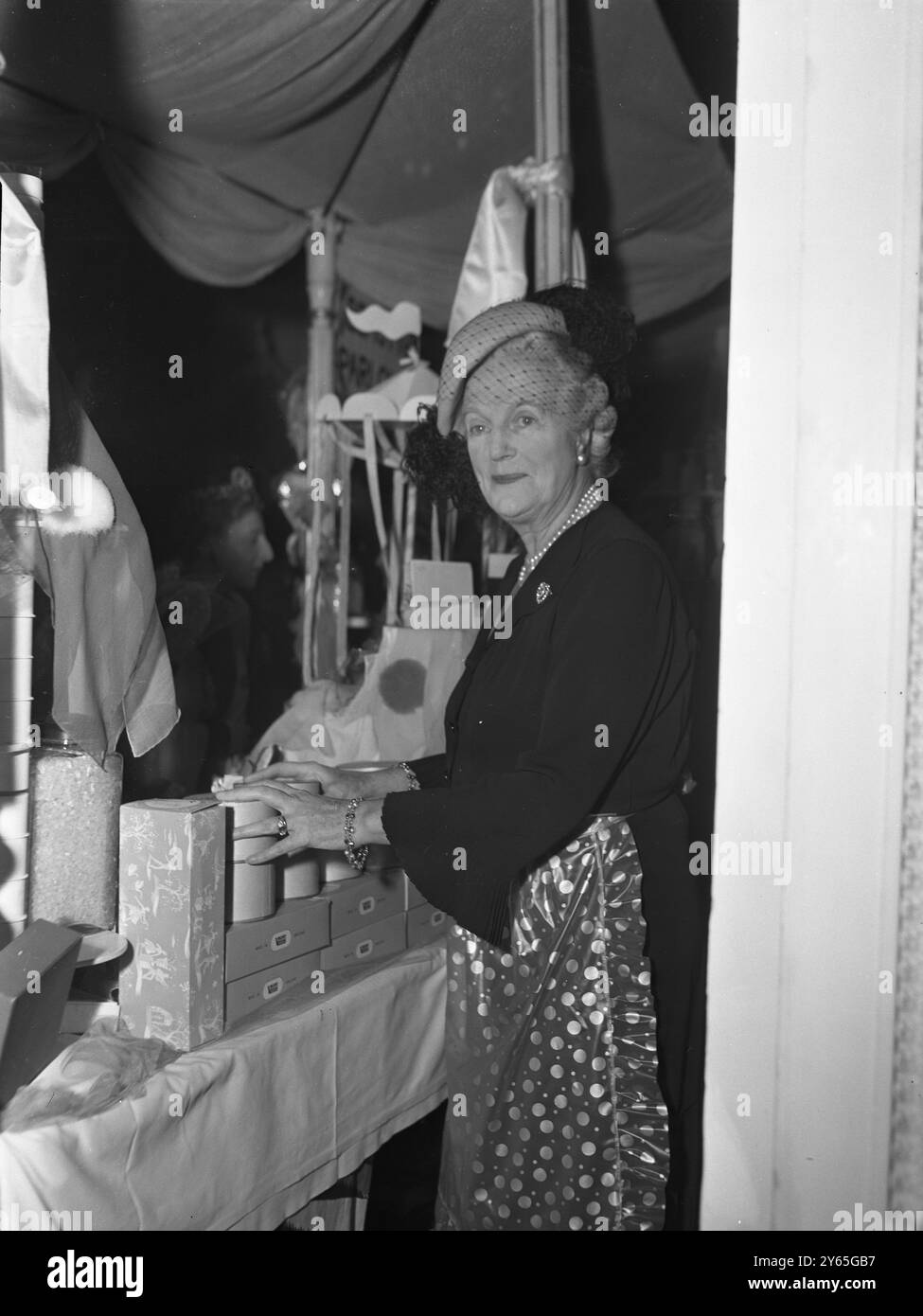 La signora Churchill serve in Beauty Parlour la signora Churchill , moglie di Britains Premier , serviva i clienti in 'The Beauty Parlour' alla fiera natalizia dell'associazione cristiana delle giovani donne all'Hyde Park Hotel di Londra . La fiera è stata inaugurata da Lady Mayoress , la On Lady Lowson 7 novembre 1951 Foto Stock