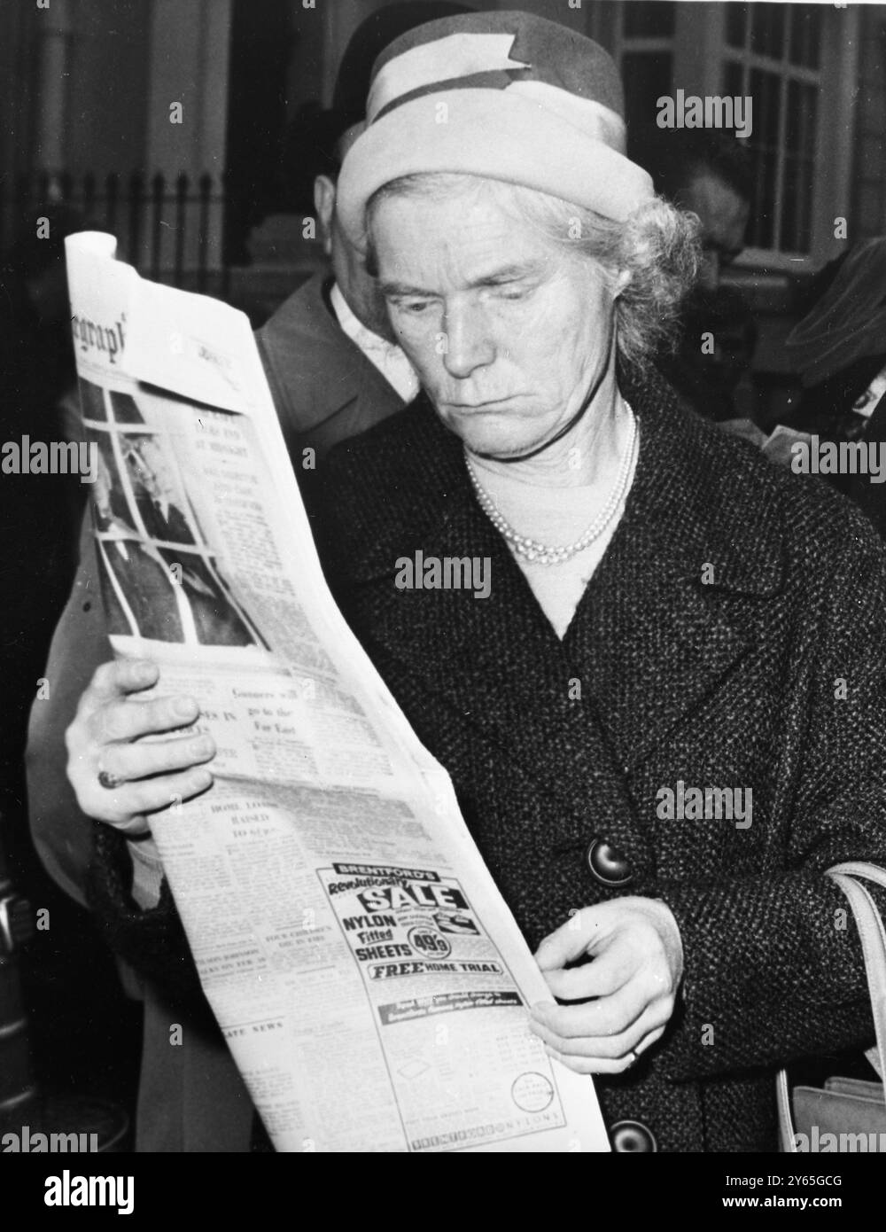 Lettore ansioso sebbene la malattia di Sir Winston Churchill abbia portato messaggi di preoccupazione da parte dei leader e di personaggi famosi di tutto il mondo , essa colpisce ugualmente le persone anonime che compongono la società britannica . 16 gennaio 1965 Foto Stock