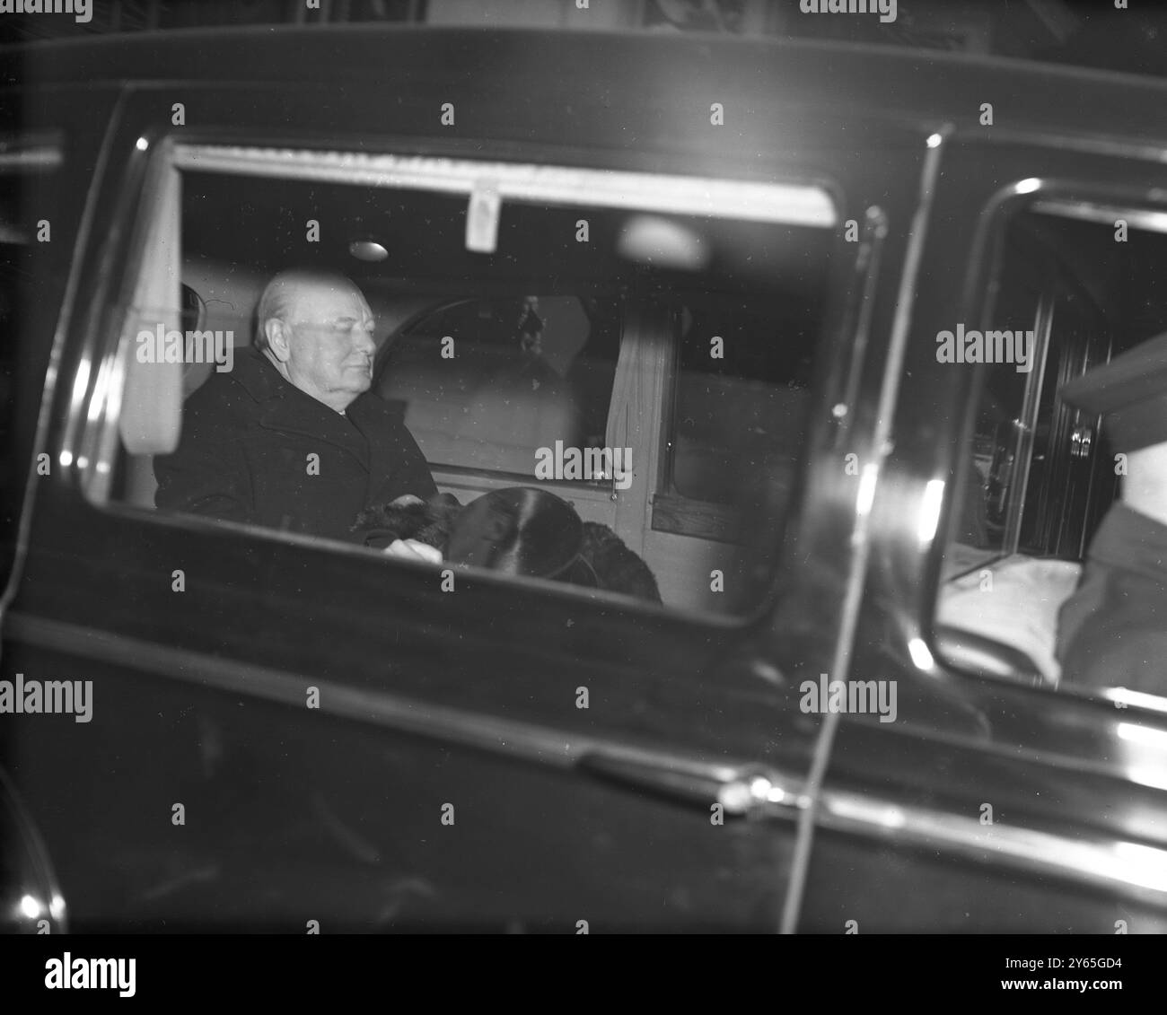 Churchill per essere di nuovo Premier i conservatori sono tornati al potere in Gran Bretagna le elezioni generali hanno dato loro la maggioranza attiva . Winston Churchill , che diventerà di nuovo primo ministro a capo del nuovo governo , si è recato a Buckingham Palce per incontrare il re . Il suo Sir Winston viene visto lasciare il palazzo dopo che gli è stato chiesto di formare un nuovo governo il 26 ottobre 1951 Foto Stock