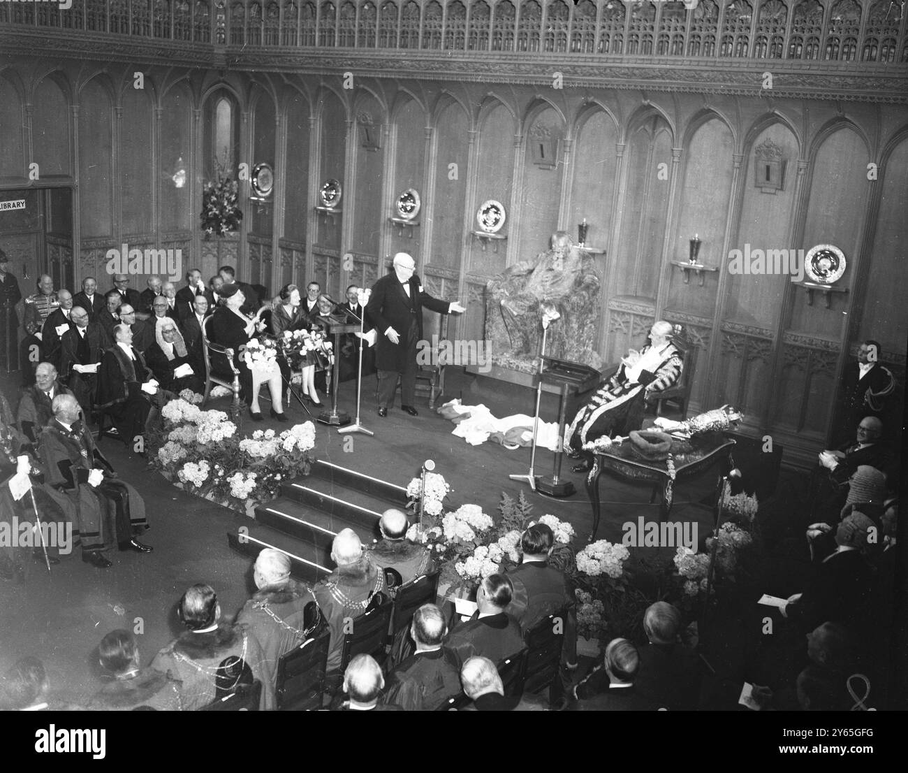 La statua in bronzo di Sir Winston per la City di Londra che verrà inaugurata alla Guildhall di Londra dal Lord Mayor di Londra è una statua di Sir Winston Churchill a grandezza naturale . La statua fu commissionata dalla corparazione di Londra per la nuova sala del consiglio ed è opera dello scultore Oscar Nemon . Sir Winston sarà presente all'inaugurazione mentre la statua si trova tra il Lord Mayor seduto e Sir Winston , questa spiritosa osservazione è stata ascoltata dal pubblico del discorso di Sir Winstons 'questo almeno mi assomiglia' 21 giugno 1955 21 giugno 1955 Foto Stock