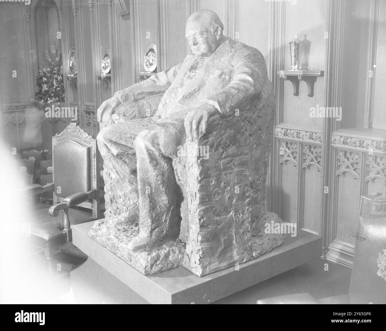 La statua in bronzo di Sir Winston per la City di Londra che verrà inaugurata alla Guildhall di Londra dal Lord Mayor di Londra è una statua di Sir Winston Churchill a grandezza naturale . La statua fu commissionata dalla corparazione di Londra per la nuova sala del consiglio ed è opera dello scultore Oscar Nemon . Sir Winston sarà presente all'inaugurazione del 21 giugno 1955 Foto Stock