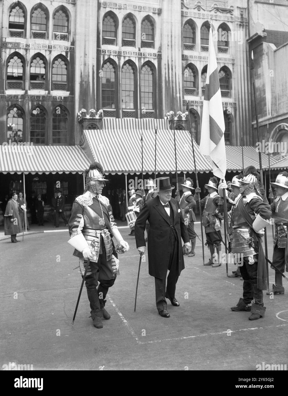 Churchill ispeziona la Guardia d' Onore di Pikemen al suo arrivo svelata alla Guildhall di Londra questo pomeriggio , era una statua in bronzo a grandezza naturale di Sir Winston Churchill . La statua fu commissionata dalla Corporation di Londra per la nuova camera del Consiglio e fu scolpita da Oscar Neon . Sir Winston era presente alla cerimonia di inaugurazione che è stata eseguita dal Lord Mayor di Londra Sir Seymour Howard . Sir Winston Churchill ispeziona una guardia d'onore composta da antichi picchieri dell'onorevole compagnia di artiglieria il 21 giugno 1955 Foto Stock