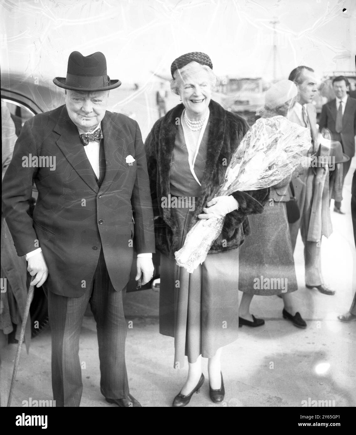 Sir Winston Churchill è tornato a Londra in aereo dalla Sicilia , dove è stato in vacanza . Inizialmente intendeva rimanere a Siracusa fino ai primi di maggio , ma con le imminenti elezioni generali e le cattive condizioni meteorologiche in Sicilia ha accorciato il suo soggiorno che Sir Winston e Lady Churchill vedevano al loro arrivo all'aeroporto di Londra il 26 aprile 1955 Foto Stock