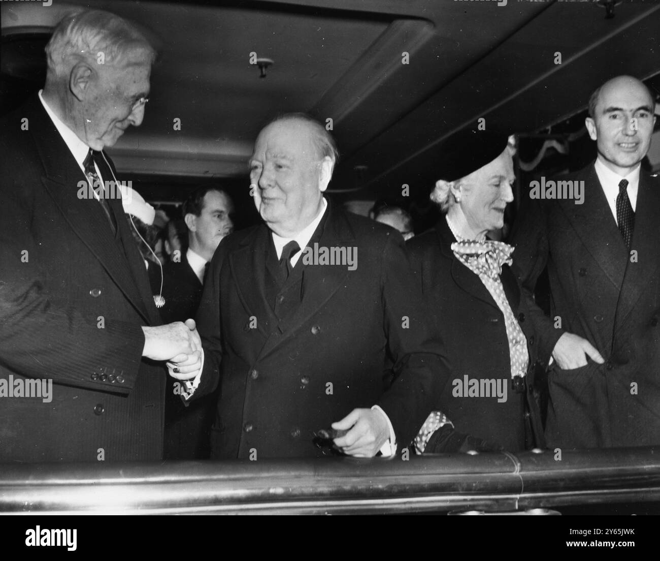 Il signor Churchill saluto dall' ospite . Il primo ministro britannico Winston Churchill stringe la mano a Bernard Baruch , ( a sinistra ) il suo ospite a New York , in una conferenza stampa a bordo della Queen Mary . La signora Churchill parla con Sir Roger Makins ( a destra ) , il nuovo ambasciatore britannico negli Stati Uniti il 6 gennaio 1953 Foto Stock