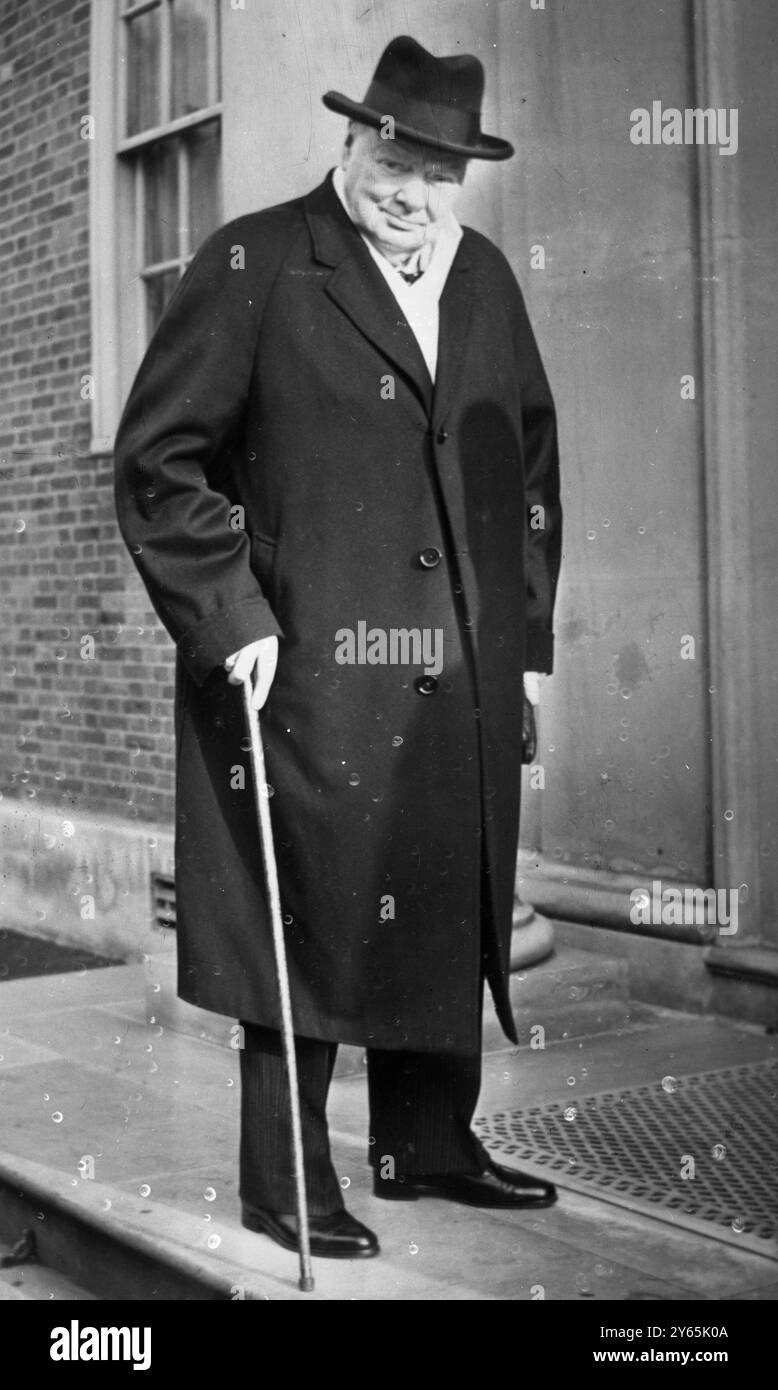 Sir Winston Lunches con l' ambasciatore americano il Grand Old Man of British Politics , Sir Winston Churchill , arriva a pranzo presso la residenza dell' ambasciatore americano John Hay Whitney . 18 novembre 1957 Foto Stock