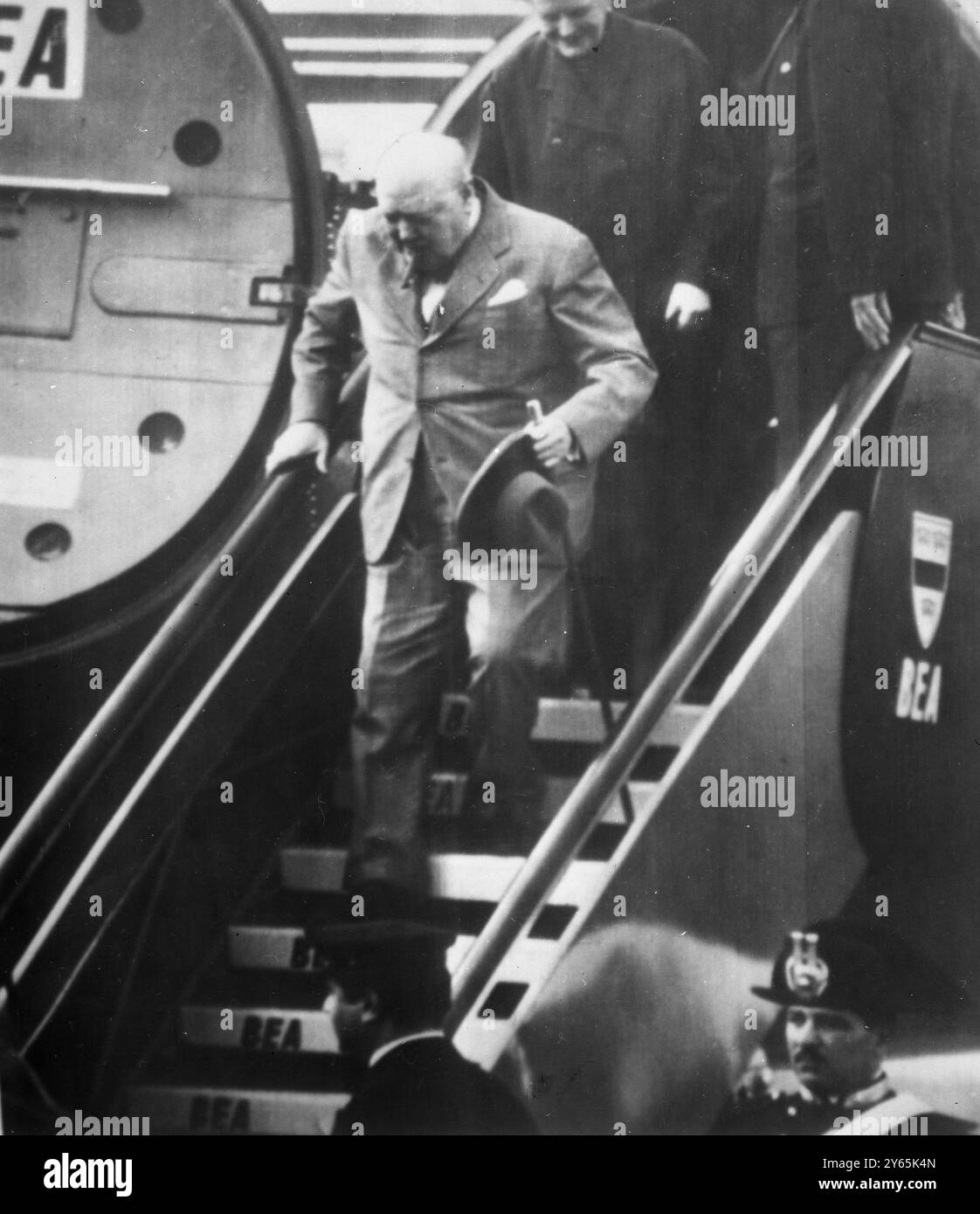 Sir Winston e Lady Churchill Sir Winston Churchill e Lady Churchill scesero dall'aereo a Roma per la loro vacanza in Sicilia. L'ex ministro trascorrerà una vacanza a fare schizzi a Siracusa . 12 aprile 1955 Foto Stock