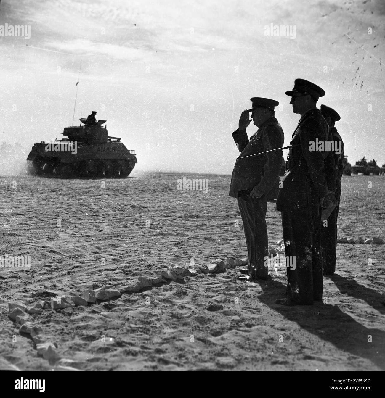 Winston Churchill saluta i carri armati dei "ratti del deserto" prima della campagna di El Alamein in Nord Africa .1942 Foto Stock