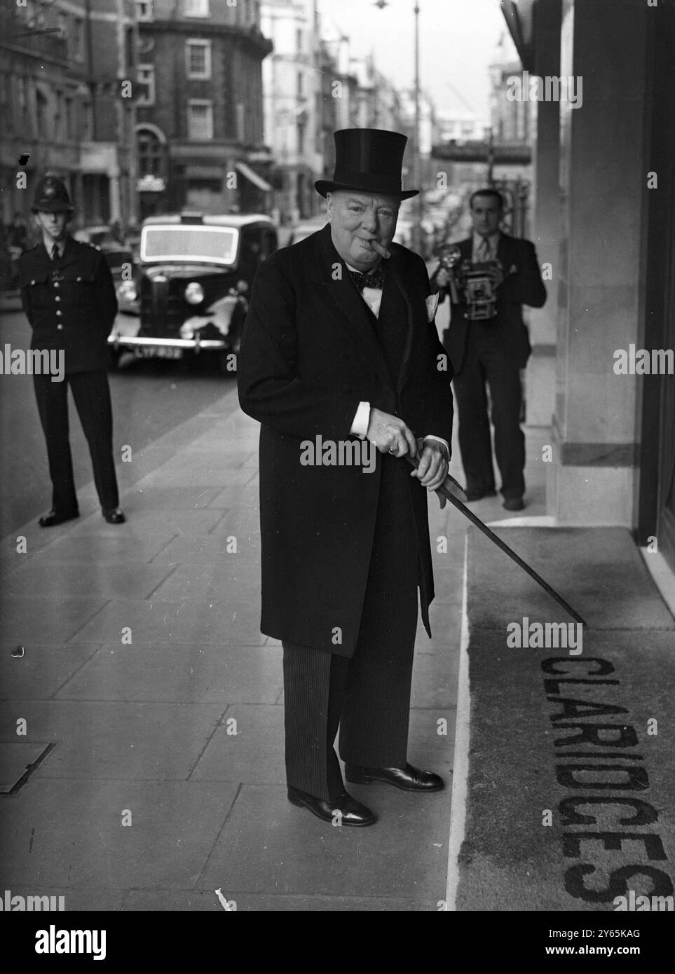 Premier Dines con il re della Danimarca con l'inevitabile sigaro al suo posto e con un sorriso felice, il primo ministro Winston Churchill arriva al Claridge's Hotel dove stava cenando con il re Frederik di Danimarca e la regina Ingrid . 13 maggio 1952 Foto Stock