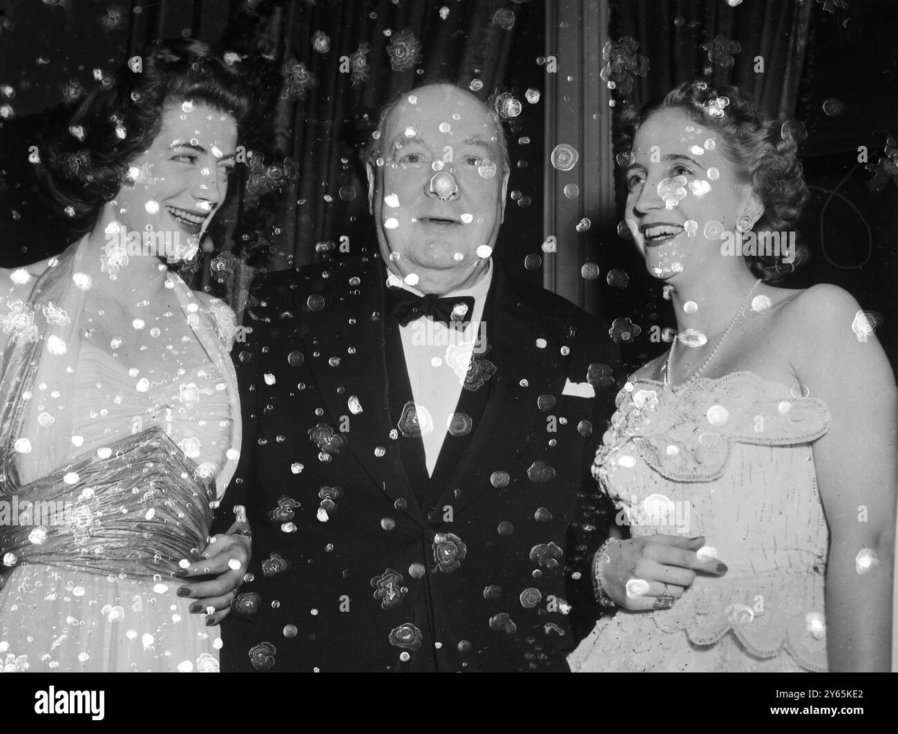 In buona compagnia . Tre persone sorridenti che portano tutti nomi famosi , legano le armi ad una cena alla Anderson House , che è stata data dal Segretario di Stato americano Dean Acheson . La cena è stata celebrata in onore di Churchill , primo ministro britannico , che si vede con la figlia attrice Sarah Churchill ( a sinistra ) , e Margaret Truman , figlia del presidente degli Stati Uniti . 21 gennaio 1952 Foto Stock