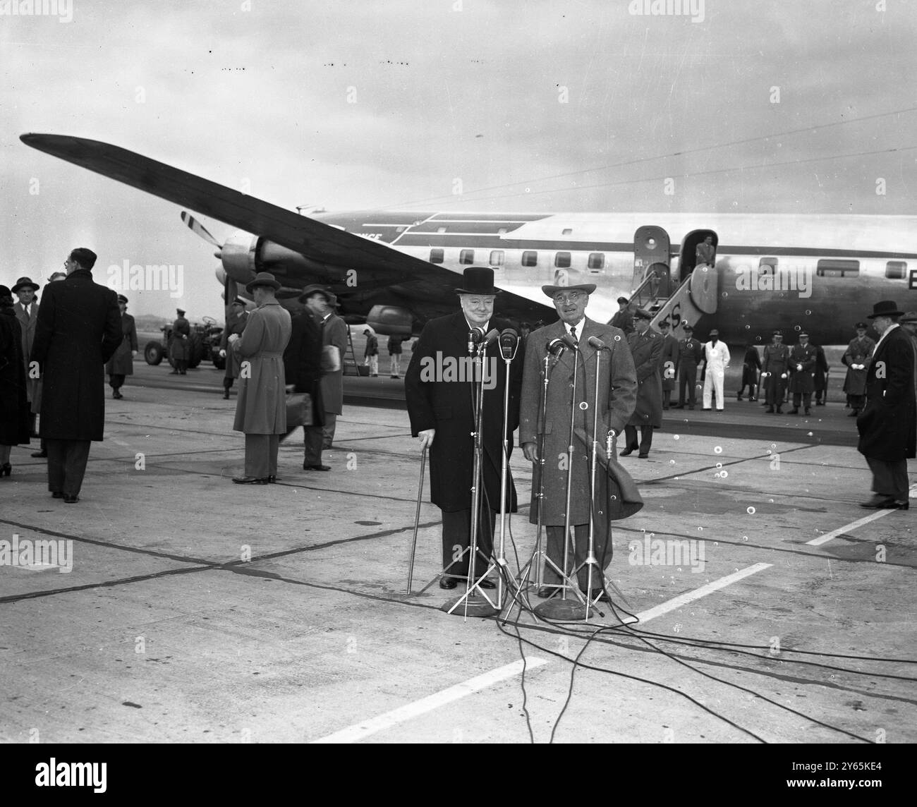 Il Washington Bureau Churchill arriva alla visione generale all'aeroporto di Washington quando il presidente Truman saluta il primo ministro britannico Winston Churchill, che è qui per importanti colloqui . 1 maggio 1952 Foto Stock