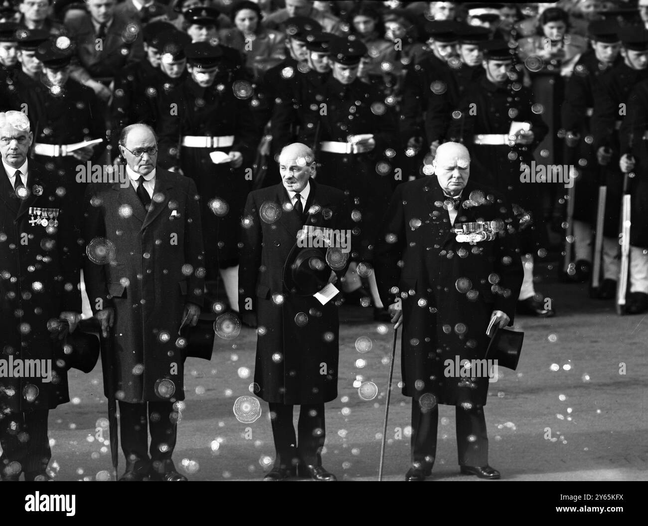 Churchill e Attlee al cenotafio per la giornata della memoria . Il signor Winston Churchill , il primo Ministro ( a destra ) e il signor Clement Attlee , leader dell' opposizione , si schierano fianco a fianco durante il servizio annuale della giornata della memoria al Cenotafio , nella Whitehall di Londra , quando il Duca di Gloucester pose una corona a nome del Re . 11 novembre 1951 Foto Stock