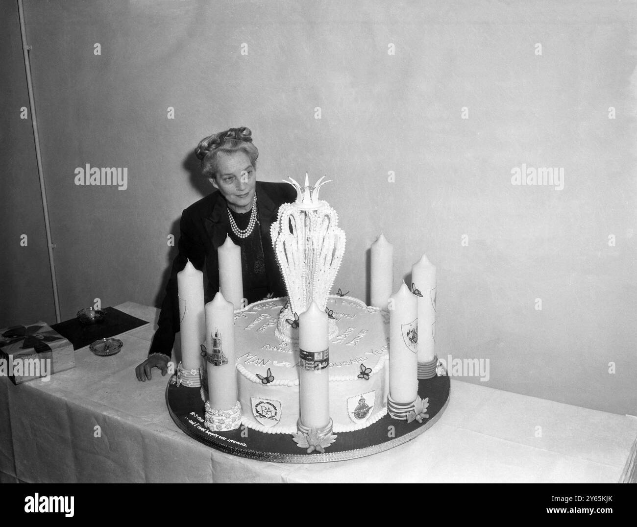 Le torte di Sir Winston. Sir Winston Churchill , che festeggia il suo 80° compleanno , riceverà due torte giganti di compleanno una delle quali sarà per la sua festa di compleanno al numero .10 di Downing Street e l' altra andrà alla camera dei comuni . Le torte sono state preparate da Floris Bakeries di Brewer Street. Una delle torte giganti , con otto enormi candele impresse con stemmi , ritrae scene della vita di Sir Winston . 29 novembre 1954 Foto Stock