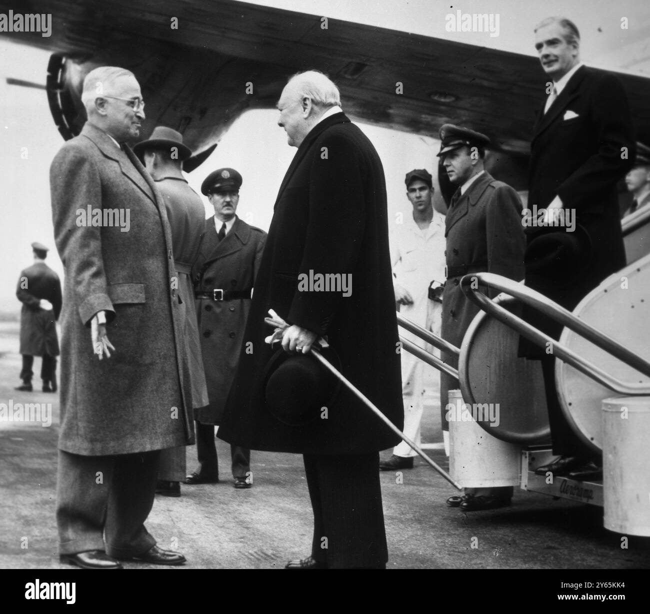 Truman saluta Churchill il presidente Truman saluta il primo ministro britannico Winston Churchill al suo arrivo all' Aeroporto Nazionale . Sui gradini dell' aereo presidenziale " indipendenza " si trova il ministro degli Esteri britannico Anthony Eden . 5 gennaio 1952 Foto Stock