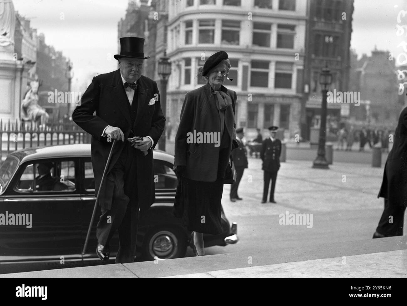 I signori Churchill al servizio preelettorale . Il primo ministro e i leader dei partiti di opposizione hanno partecipato a un servizio preelettorale nella cattedrale di San Paolo . Avviato e organizzato dal decano e dal capitolo , era sulla stessa linea del servizio prima delle ultime elezioni generali . 4 ottobre 1951 Foto Stock