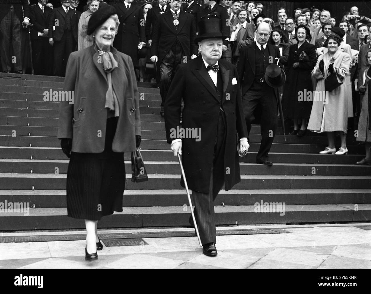 I signori Churchill al servizio preelettorale il primo ministro e i leader dei partiti di opposizione hanno partecipato a un servizio preelettorale nella cattedrale di St Paul . Avviata e organizzata dal decano e dal capitolo , era sulla stessa linea di quella precedente alle ultime elezioni generali . 4 ottobre 1951 Foto Stock