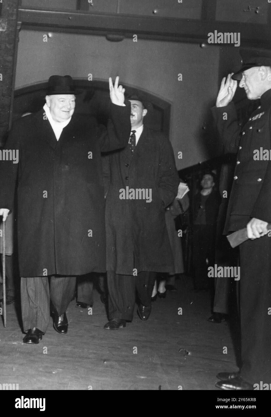 Churchill parte per la campagna a Nord . Il familiare cartello 'V' di Winston Churchill, salutato all'arrivo alla stazione di King's Cross, Londra. Il capo dei Tory si stava preparando al primo giro di una campagna elettorale di 000 miglia . 15 ottobre 1951 Foto Stock