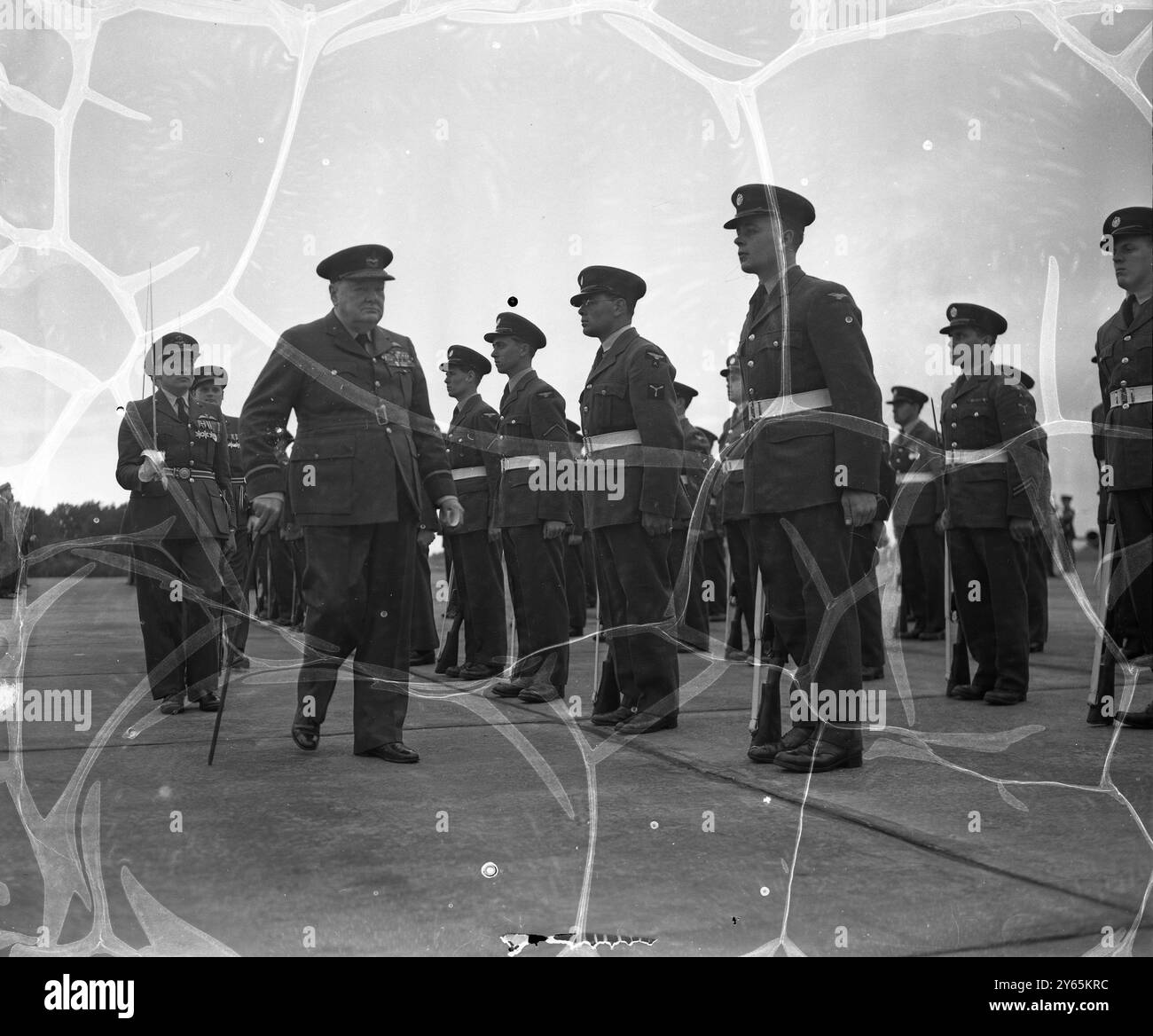 Sir Winston ispeziona il suo Squadrone Sir Winston Churchill scappa dalla sua casa a Chartwell a Westerham , Kent , a Biggin Hill , Royal Airforce Station , per presentare un trofeo al suo stesso squadrone . È Honoury Air Commodore del No 615 ( County of Surrey ) Squadron , Royal Auxillary Air Force , che ha vinto l' Esher Trophy come il più efficiente dei 20 Auxillary Fighter Squadron del paese . Presentò il Trofeo , una figura di bronzo di Perseo , poi ispezionò una parata in suo onore il 5 settembre 1954 Foto Stock