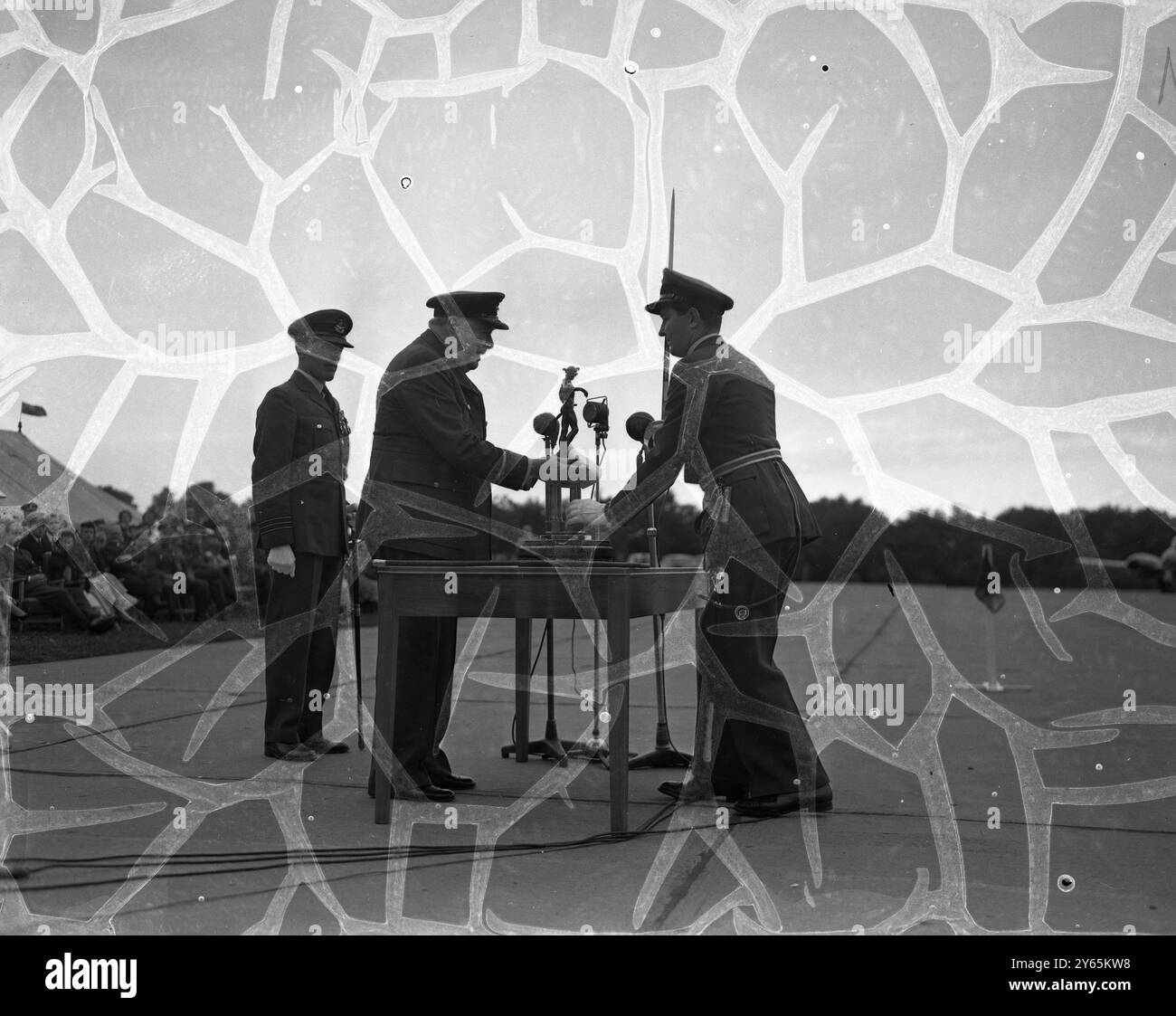Lo Sqaudron di Sir Winston vince in uniforme della RAF, Sir Winston Churchill fa un discorso alla Royal Airforce Station qui dopo aver presentato un trofeo al proprio sqaudron. È Honoury Air Commodore del No 615 ( County of Surrey ) Sqaudron , Royal Auxiliary Airforce , che ha vinto il trofeo Esher come il più efficiente dei 20 squadroni di caccia ausiliari del paese , lo sqaudron era a casa di amici e parenti e uno spettacolo di volo è stato organizzato dalla loro squadra acrobatica di tre caccia meteoriti il 5 settembre 1954 Foto Stock