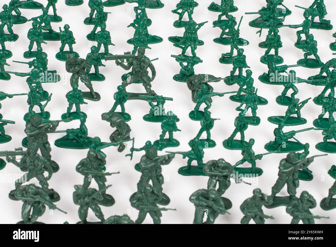 In plastica verde toy soldiers su sfondo bianco Foto Stock