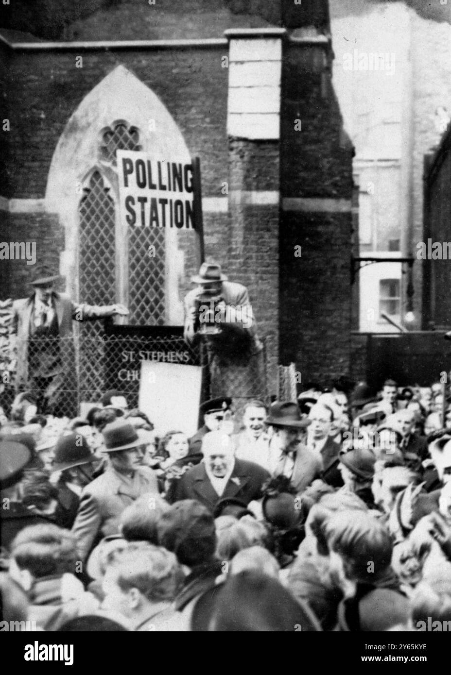Churchill vota Winston Churchill lasciando la tribuna elettorale di Santo Stefano , Kensington , Londra , dopo aver votato alle elezioni generali . 25 ottobre 1951 Foto Stock