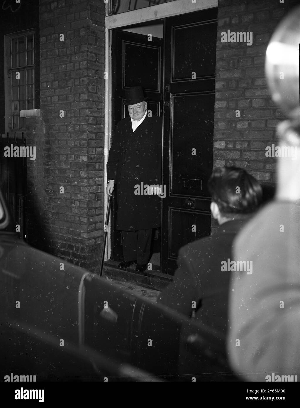 Churchill se ne va per votare. Winston Churchill lascia la sua residenza a Hyde Park Gate per esprimere il suo voto alle elezioni generali . 25 ottobre 1951 Foto Stock