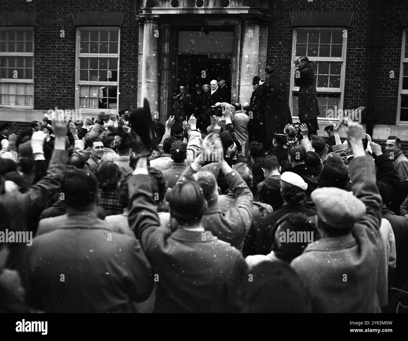 Elezioni generali ; Churchill vince a Woodford , Essex . La folla che saluta come Mr e Mrs Churchill lascia la St Barnabas School , Woodford , dopo il conteggio dei voti . 26 ottobre 1951 Foto Stock