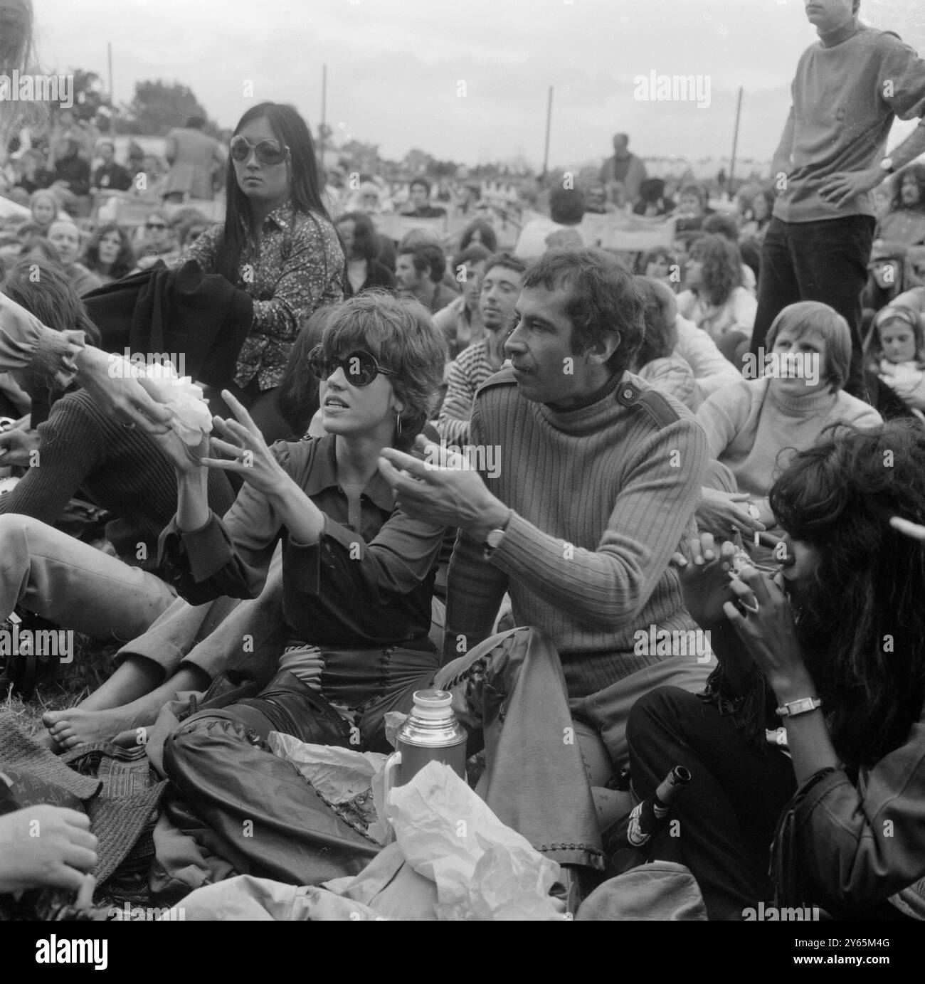 Roger Vadim e sua moglie Jane fonda fanno parte della folla al Isle of Wight Pop Festival. Ryde, Isola di Wight, Inghilterra - 1 settembre 1969 Foto Stock