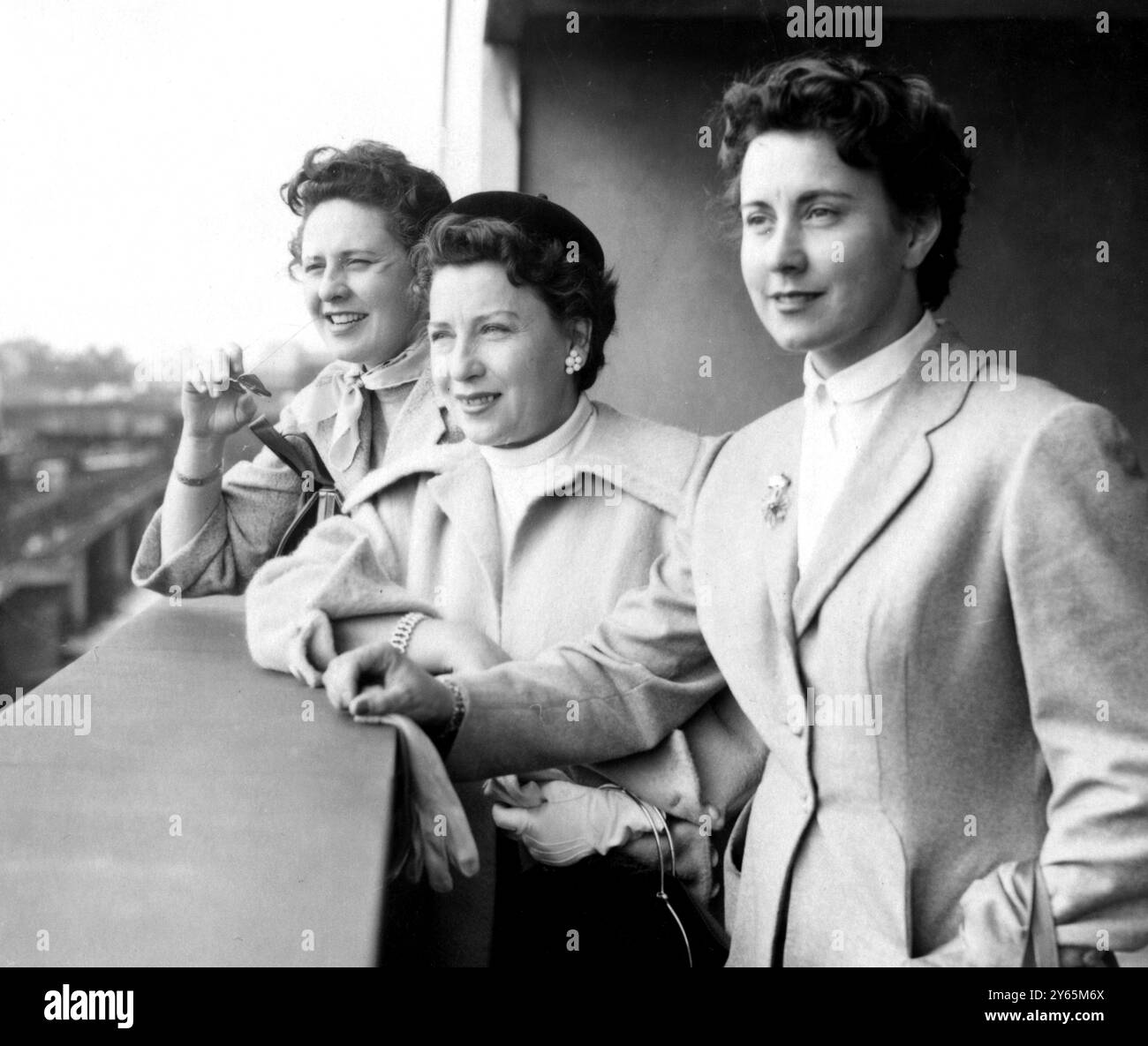 Tre membri della Vienna State Opera si affacciano su Londra dalla Royal Festival Hall , dove aprono una stagione . Da sinistra a destra: Sena Jurinac , Emmy Loose e Lisa della Casa . 12 settembre 1954 Foto Stock