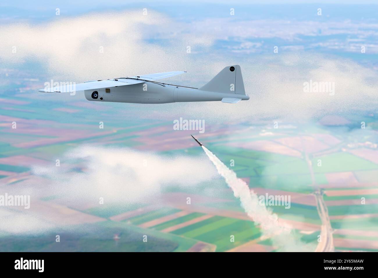 Un drone da combattimento russo Orlan viene abbattuto da un razzo lanciato da terra sullo sfondo del cielo e delle nuvole. Il concetto: La guerra in U Foto Stock