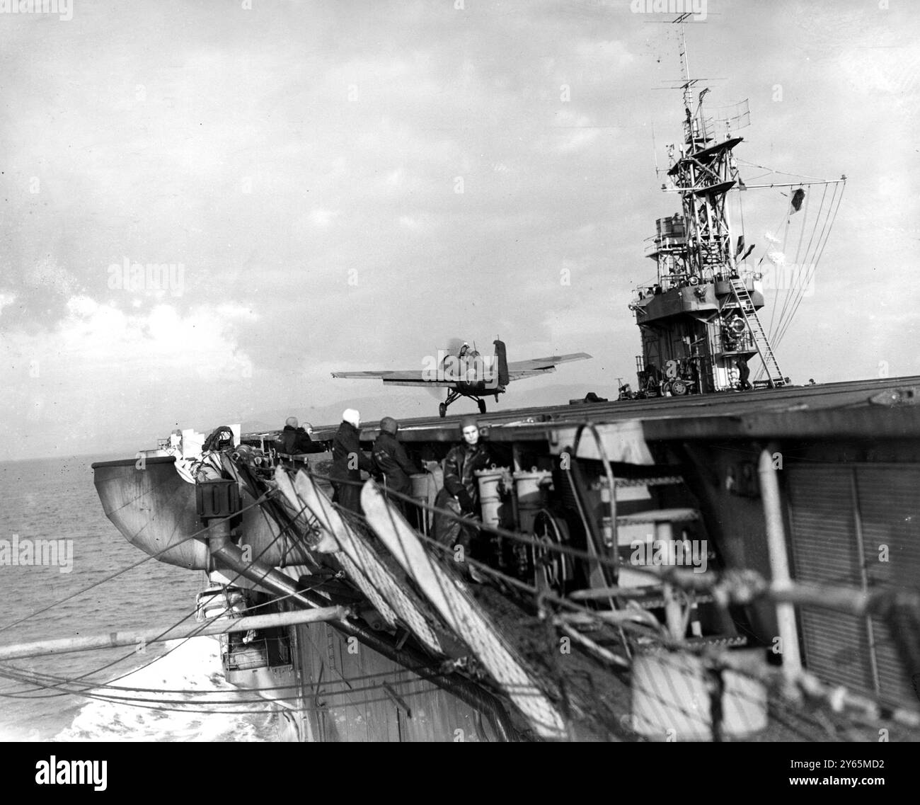 Quando si apre la seconda parte anteriore, il braccio pneumatico della flotta svolge un ruolo importante nelle operazioni. Verranno utilizzati nuovi tipi di caccia e di aeroplani portanti di siluri , che hanno dimostrato il loro valore con il successo dell'attacco alla corazzata tedesca Tirpitz . Spettacoli fotografici: Un caccia Wildcat che decolla dal ponte di volo della portaerei di scorta HMS Ravager aprile 1944 Foto Stock