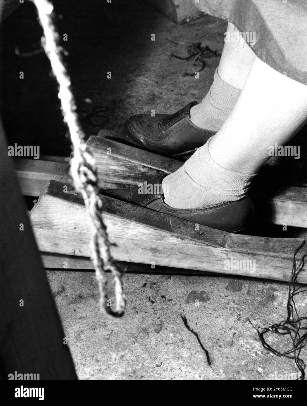 "Royal" tessitore di Harris. I piedi della onorevole Macdonald lavorano i Trotter, come un organista con i comandi a pedale. Ci sono 4 trotterie e questa immagine mostra il piede sinistro al centro e il piede destro all'esterno, azionando le siepi, aprendo l'ordito e facendo passare la navetta da un lato all'altro. - Novembre 1960 - - fotografia di John Topham Foto Stock