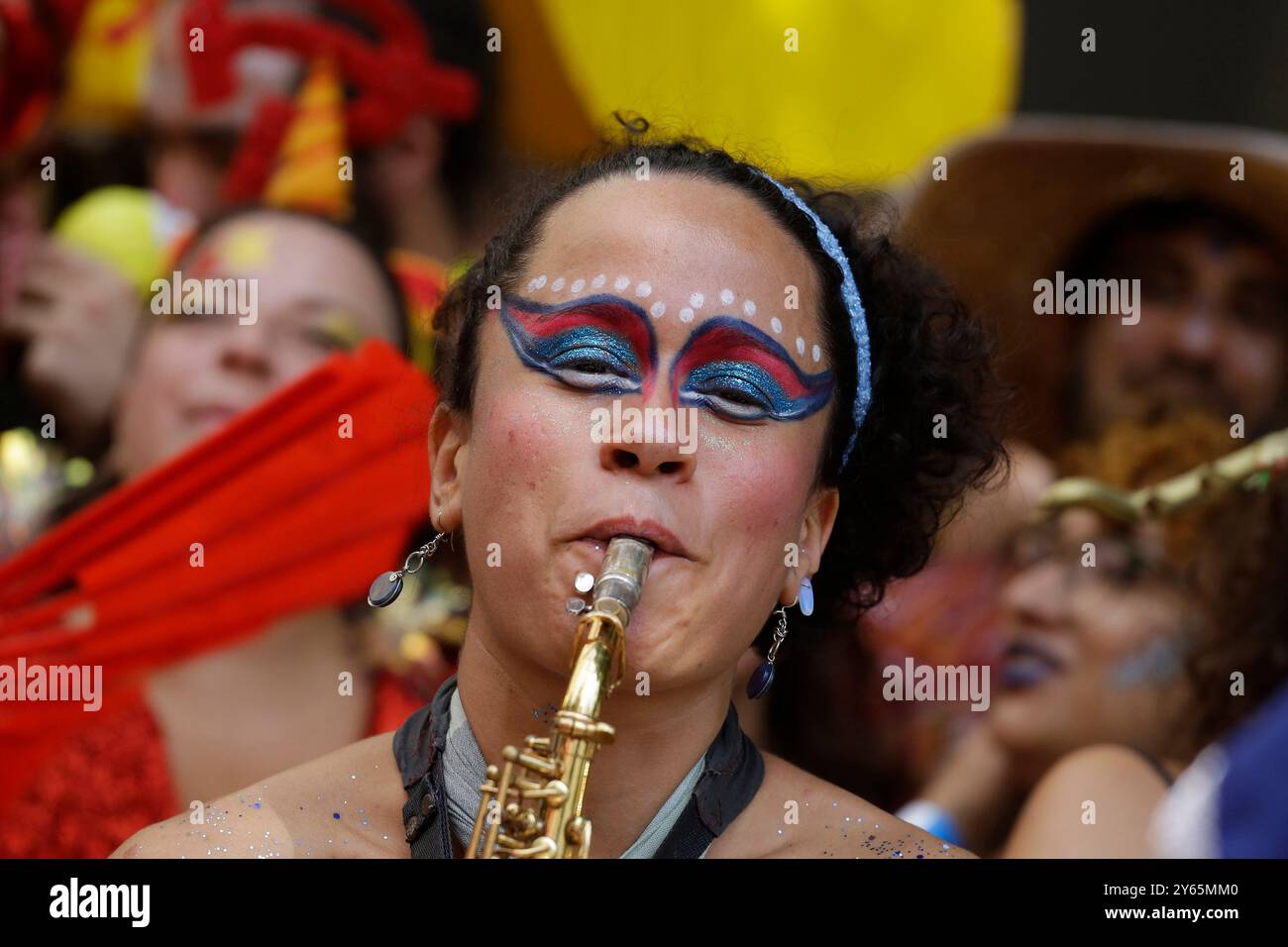 Sao Paulo, SP, Brasile - 24 febbraio 2020: Woman suona il sassofono durante la festa del Carnevale di Charanga do Franca nelle strade del centro di SP. Foto Stock