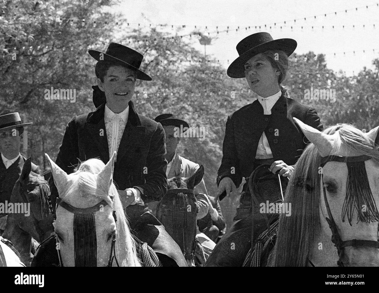 Jacqueline Kennedy e la Duchessa d'Alba cavalcano la fiera di Siviglia, vestite con i tipici abiti da equitazione. 23 aprile 1966 Foto Stock