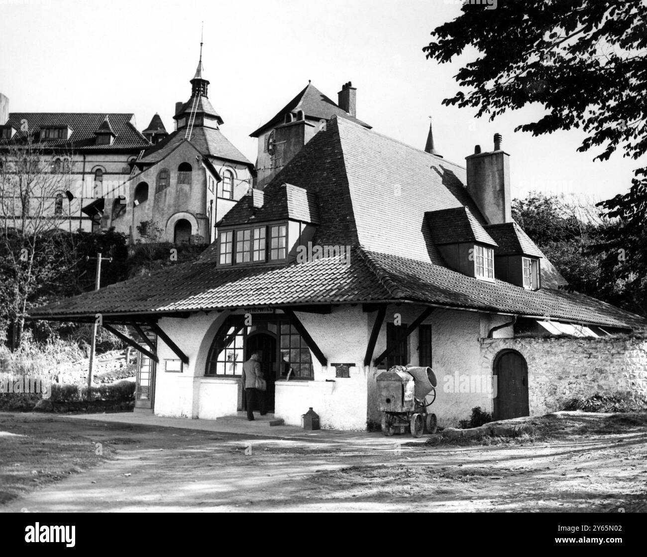 Ufficio postale di Caldey Island . Si tratta dell'edificio dell'ufficio postale sull'Isola di Caldey, dove il Monastero ospita i Monaci Cistercensi. L'isola non ha un cavo per la terraferma - e' installato un radio - telefono. 11 ottobre 1954 Foto Stock