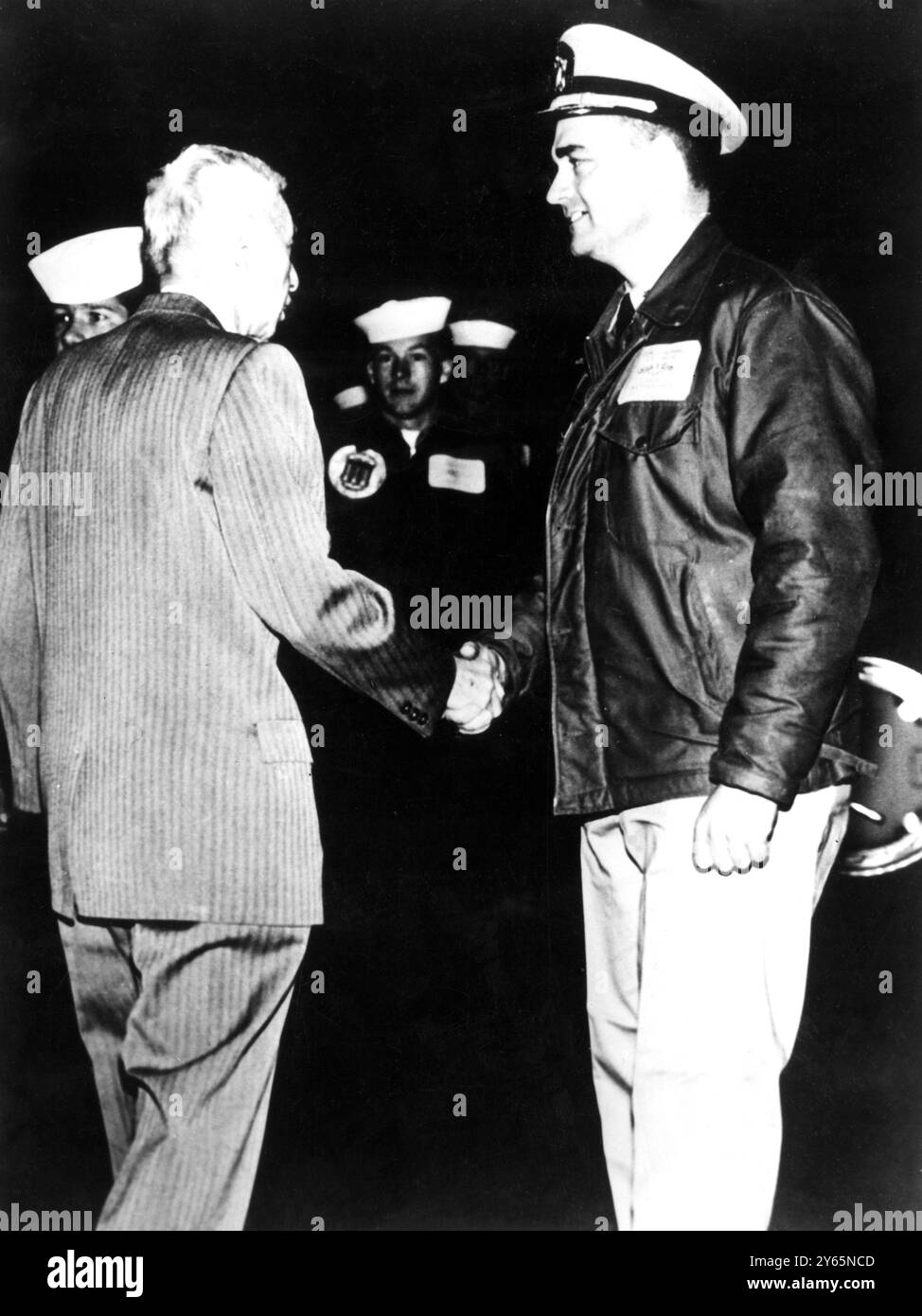 Il vice ammiraglio Hyman G Rickover (a sinistra) è accolto a bordo del sottomarino missilistico Polaris 'Nathan Hale' dal suo capitano, il comandante Joseph L Russel. Pickover supervisionò le prime prove in mare per il "Nathan Hale", il 14° sottomarino Polaris della nazione. 22 ottobre 1963 Foto Stock