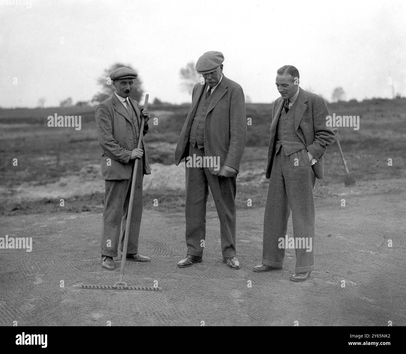 Al Walton Heath Golf Club - S Saunders , il greenkeeper con il professor James B RAID e il signor JA Anderson , il segretario del club . anni '1930 Foto Stock