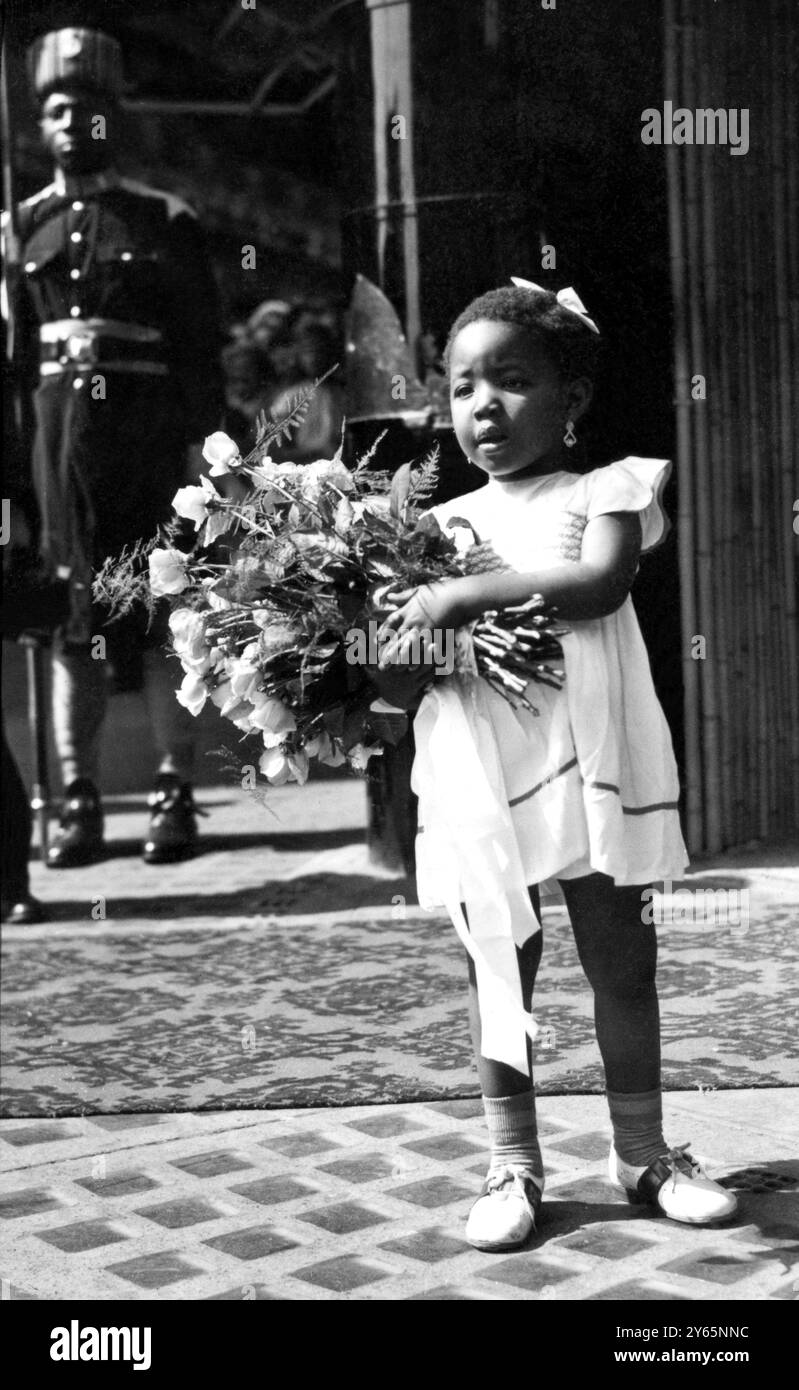 Ayo Shonekan di Lagos, Nigeria, di tre anni, è stato scelto per presentare un bouquet di fiori alla regina HM che, insieme al re, ha visitato la mostra coloniale al Marble Arch di Londra. È qui vista in attesa dell'arrivo delle loro maestose (cioè Giorgio vi e la Regina madre) l'11 luglio 1949 Foto Stock