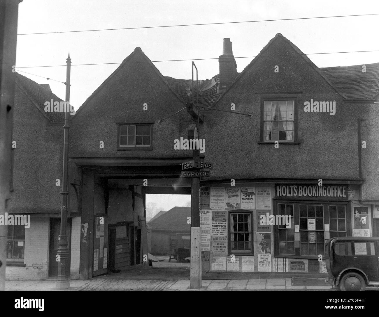 Il Chandos , Edgware , ora un ufficio prenotazioni per gli autobus ma in precedenza una locanda . Si suppone che sia collegato ad un passaggio segreto che conduce alla villa di Canon 's Park, Edgware, ed è tradizionalmente associato al Duca di Buckingham, che lo usò per i suoi intrighi. anni '1930 Foto Stock