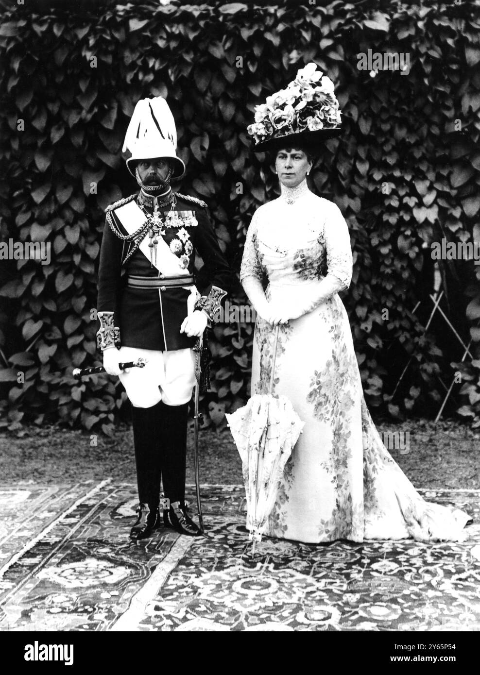 1912 Un ritratto formale inedito di re Giorgio V e della regina Maria Foto Stock