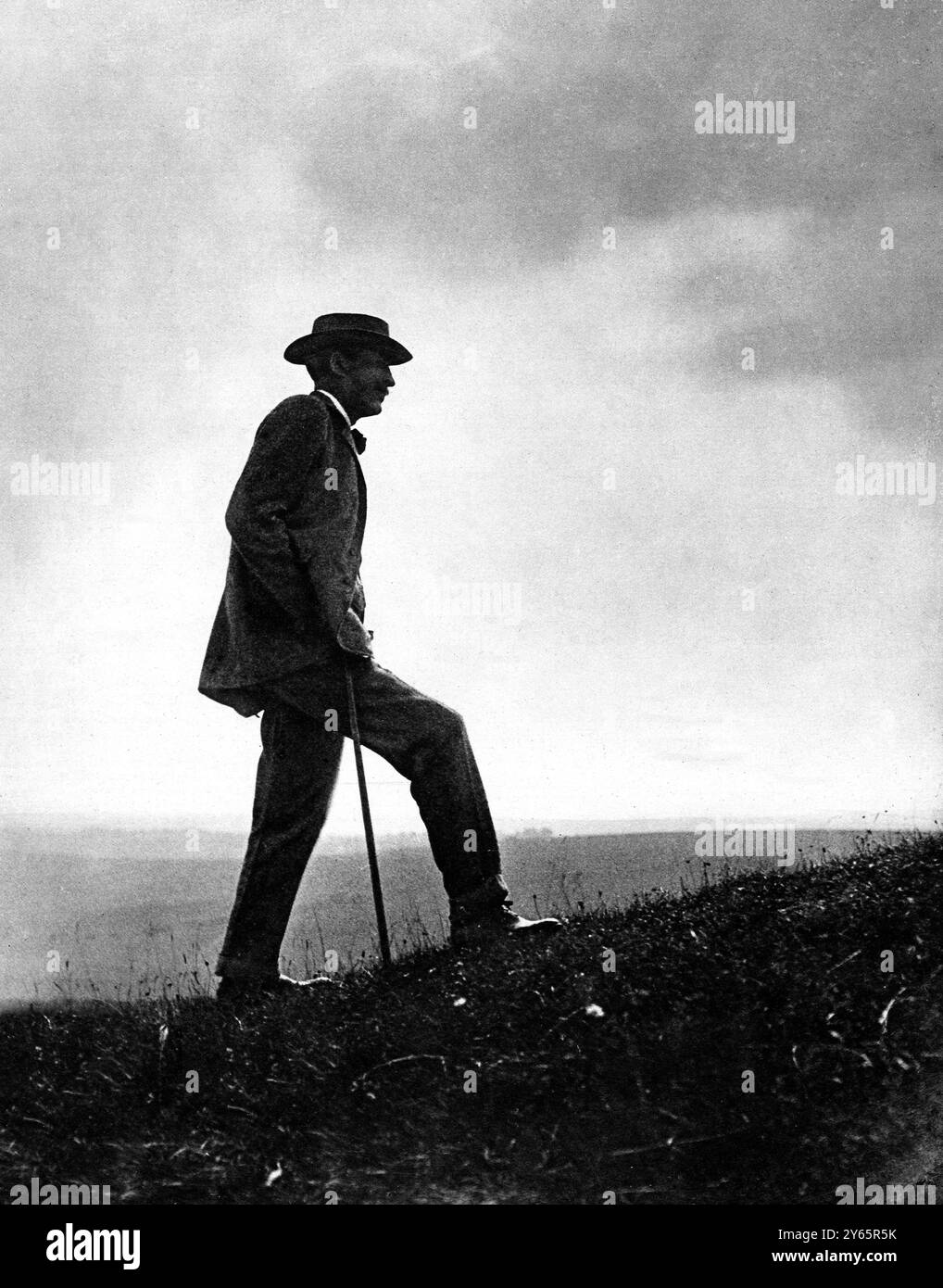 Una coincidenza: Lord Carnarvon fotografò dove fu sepolto non molto tempo dopo. Nel luogo scelto per il suo luogo di sepoltura - poco prima della sua partenza per l'Egitto per l'apertura della tomba di Tutankhamon, il defunto conte di Carnarvon sulla cima di Beacon Hill, vicino alla sua casa di Highclere nell'Hampshire. 1923 Foto Stock