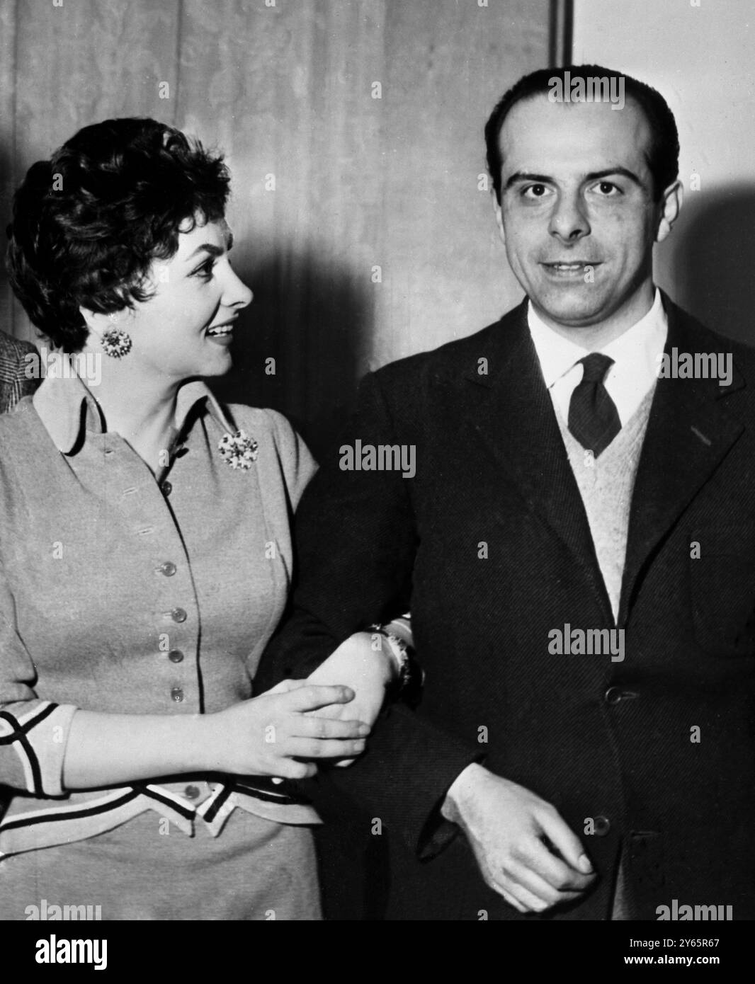 L'attrice italiana Gina Lollobrigida condivide gli applausi dopo una performance musicale con il pianista jazz che l'ha accompagnata, Piero Piccioni . Piccioni , figlio dell' ex ministro degli Esteri italiano Attilio Piccioni , è il principale convenuto nella vicenda Montesi . Sarà accusato di omicidio colposo di Wilma Montesi quando il processo sarà messo in scena a Venezia il prossimo autunno . 16 marzo 1956 Foto Stock