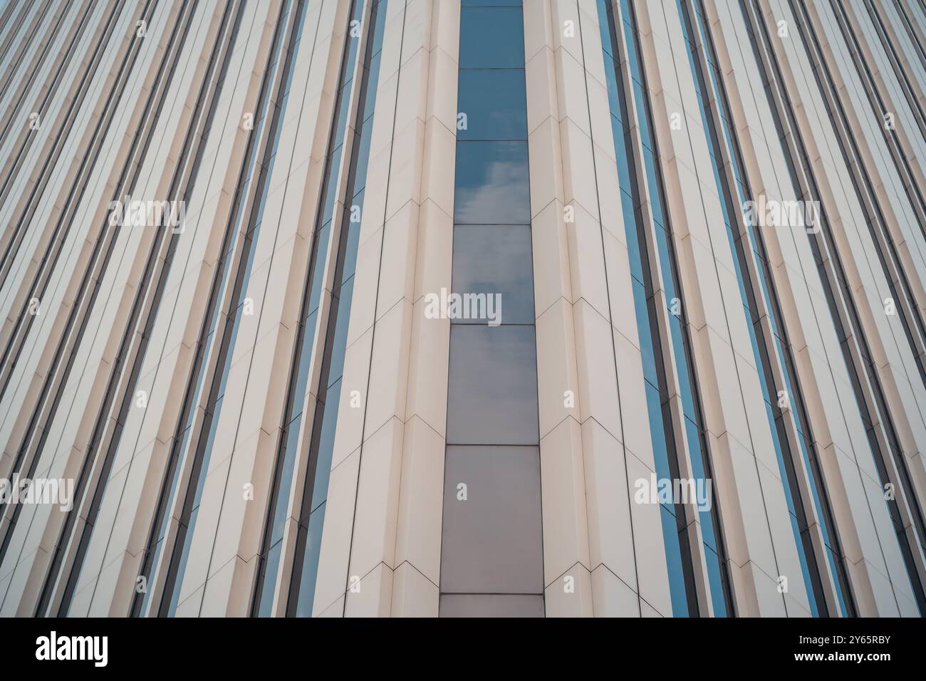 Primo piano della facciata dell'edificio AZCA di Madrid, che presenta un design architettonico contemporaneo con linee verticali ed elementi in vetro. Foto Stock